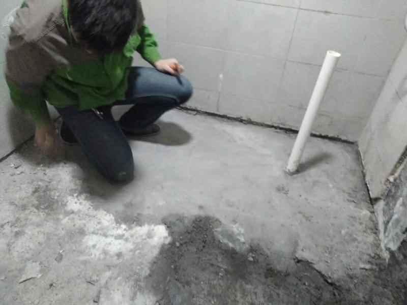 廁所基層清理，刷防水