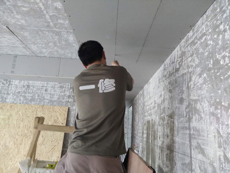 廁所貼瓷磚，木工吊頂打孔