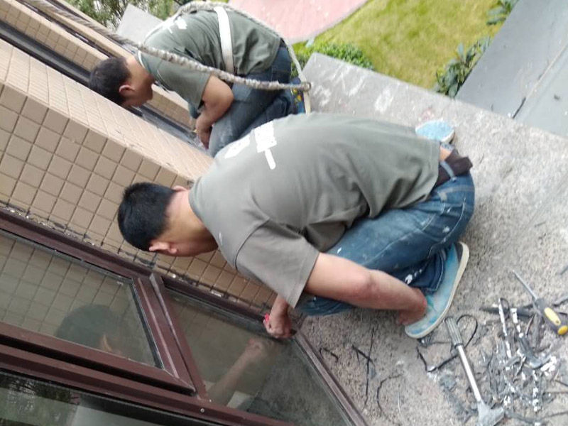 鄭州哪里有做門窗維修的公司，鄭州門窗維修更換玻璃門地彈簧