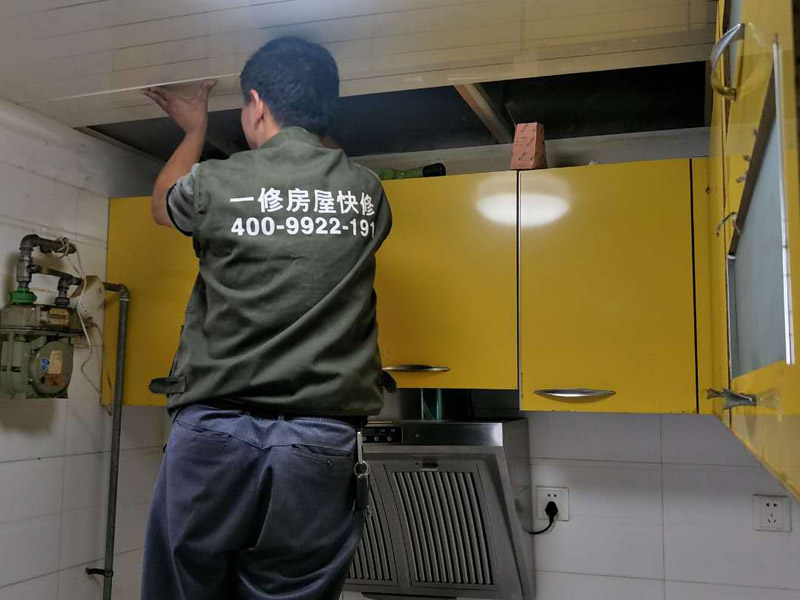 廚房吊頂裝修效果圖：首先對(duì)房屋頂部的區(qū)域進(jìn)行檢查，保障房屋頂部的平整和干燥；然后按位置彈出標(biāo)高線(xiàn)；龍骨分格定位需根據(jù)飾面板的尺寸和龍骨分格的布置確定。主龍骨之間安裝次龍骨，也就是橫撐龍骨。橫撐龍骨截取應(yīng)使用模規(guī)來(lái)測(cè)量長(zhǎng)度，安裝時(shí)也應(yīng)用模規(guī)來(lái)測(cè)量龍骨間距。