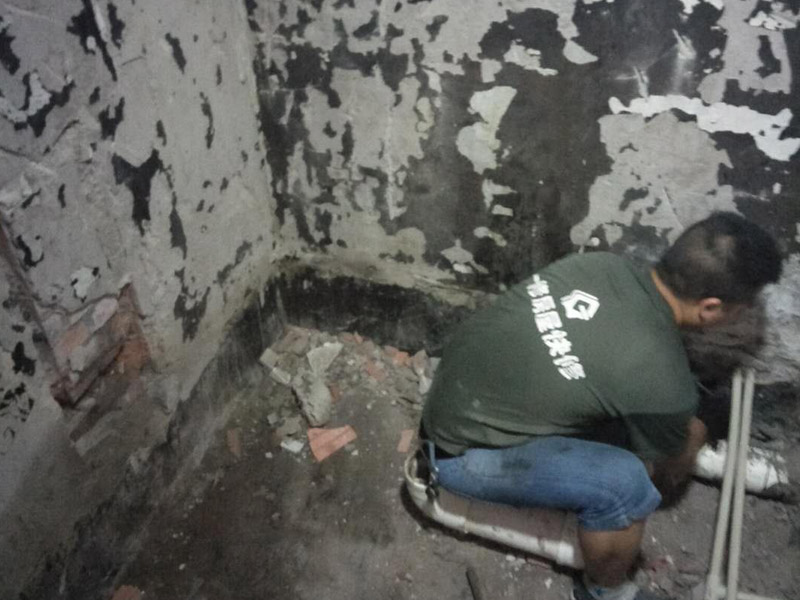 改水電做防水裝修施工：先做水電，在做防水。水電做完之后，把地板與水管間隙填平，然后再做防水。防水做完試水之后，最好能在防水上面刷一層保護層在來鋪瓷磚，以免防水層被破壞。
在一般的衛(wèi)生間防水處理中，墻面上也要做大約30厘米的防水涂料，以防積水洇透墻面。但如果是衛(wèi)生間的墻面是非承重的輕體墻，就要將整個墻面涂滿防水涂料。防水工程結(jié)束后必須要做24小時閉水實驗。