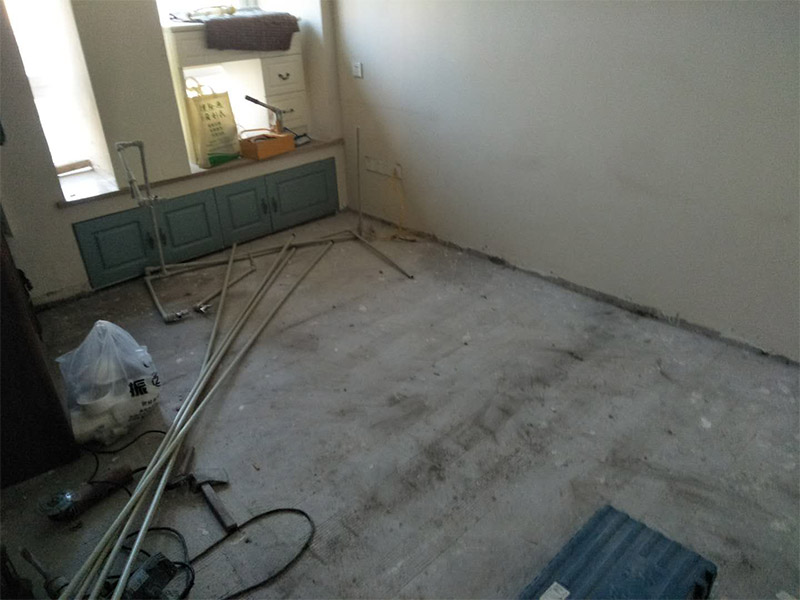 改水電做防水裝修施工：先做水電，在做防水。水電做完之后，把地板與水管間隙填平，然后再做防水。防水做完試水之后，最好能在防水上面刷一層保護層在來鋪瓷磚，以免防水層被破壞。
在一般的衛(wèi)生間防水處理中，墻面上也要做大約30厘米的防水涂料，以防積水洇透墻面。但如果是衛(wèi)生間的墻面是非承重的輕體墻，就要將整個墻面涂滿防水涂料。防水工程結(jié)束后必須要做24小時閉水實驗。