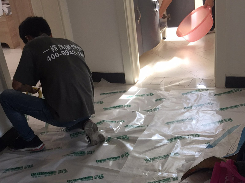浴室裝修地面保護(hù)方案：在衛(wèi)浴拆改過程中，為了防止發(fā)生意外觸電和電線短路等事故。裝修所需的臨時用電，必須從客廳拉到浴室內(nèi)。
沖擊電鉆是墻面敲磚的重要工具，與傳統(tǒng)的用手錘和鋼鏨敲擊方式不同，用沖擊電鉆施工方便快捷。沖擊電鉆的鉆頭還可以根據(jù)施工需要自由更換。根據(jù)施工隊伍的施工習(xí)慣，衛(wèi)浴用具可以在所有墻面敲磚前統(tǒng)一拆除，也可以與敲磚穿插進(jìn)行。