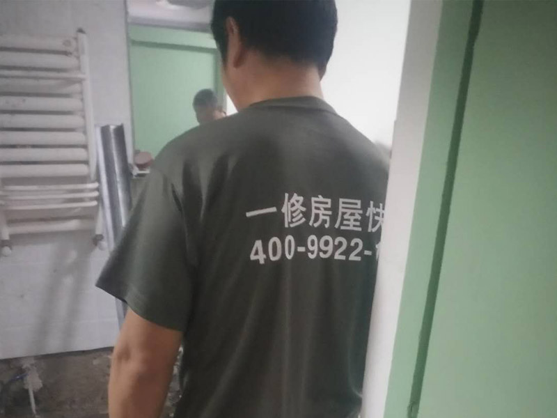 浴室裝修改造方案:1、水電改造：衛(wèi)生間裝修會(huì)涉及到浴霸采暖，燈的線路走線，水管的入墻等處理。
2、防水處理：因?yàn)樗谛l(wèi)生間處處可見，所以衛(wèi)生間裝修防水上需做好功夫，防止因?yàn)闈B水問題給樓下鄰居和自己制造麻煩，因而在防水后需要做閉水實(shí)驗(yàn)，以確保防水的效果。
3、貼瓷磚：為了美觀衛(wèi)生間裝修一般都帖墻磚和地磚，在選購墻磚時(shí)需要注意耐水性，以及釉面質(zhì)量，墻磚在一定程度上也起到防水效果；地磚顏色建議深色系，耐污染，并保證磚的質(zhì)量。
4、衛(wèi)生間吊頂：為了美觀，衛(wèi)生間裝修一般都需要做吊頂處理，材質(zhì)一般選擇鋁扣板，就耐用，又防水，并且可以采用分模塊的方式合理的設(shè)置采光、換氣、浴霸等的位置。