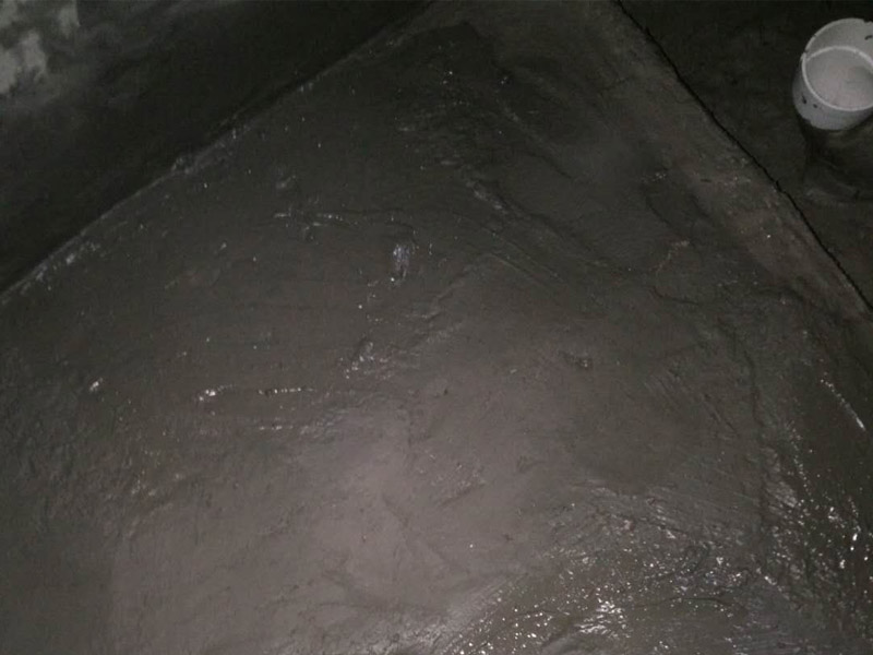 廁所找平刷防水裝修：第一步：清理墻面和地面 在涂刷防水涂層之前，先要清理墻面和地面，同時要用連接的氣泵皮管吹盡陰角處的浮沉。第二步：刷防水涂料，刷防水涂料時先刷墻角部位，交接處應有200mm，墻角涂刷完成后涂刷墻體，不得有漏刷情況。第三步：閉水試驗，在涂刷完防水涂料后，不能立刻貼瓷磚，還必須進行防水測試。堵住衛(wèi)生間排水口、地漏等，然后將衛(wèi)生間積水2~3cm。24小時后到樓下查看是否有水滲漏，一旦發(fā)現(xiàn)有滲水痕跡，必須馬上返工。
