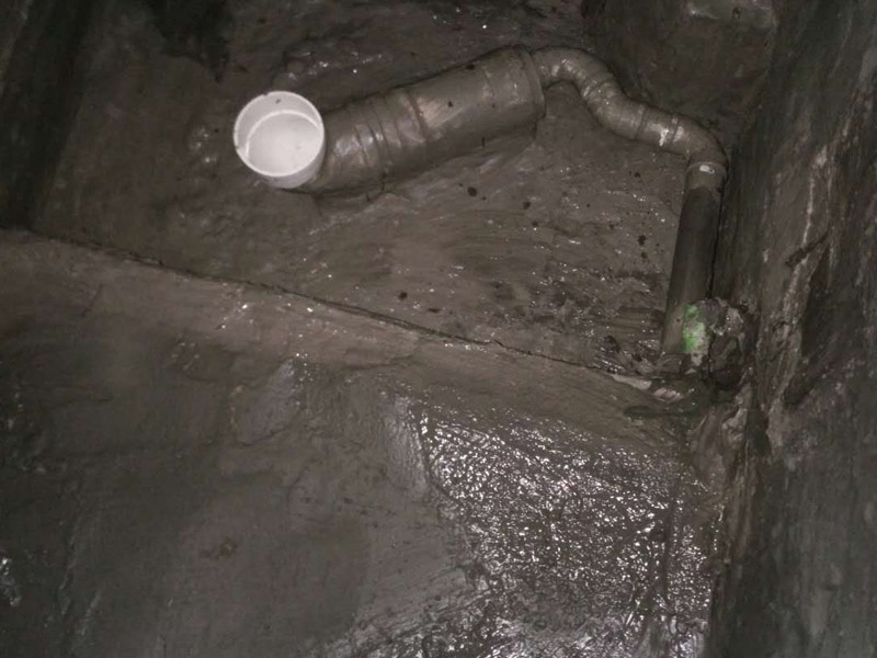 廁所找平刷防水裝修：第一步：清理墻面和地面 在涂刷防水涂層之前，先要清理墻面和地面，同時要用連接的氣泵皮管吹盡陰角處的浮沉。第二步：刷防水涂料，刷防水涂料時先刷墻角部位，交接處應有200mm，墻角涂刷完成后涂刷墻體，不得有漏刷情況。第三步：閉水試驗，在涂刷完防水涂料后，不能立刻貼瓷磚，還必須進行防水測試。堵住衛(wèi)生間排水口、地漏等，然后將衛(wèi)生間積水2~3cm。24小時后到樓下查看是否有水滲漏，一旦發(fā)現(xiàn)有滲水痕跡，必須馬上返工。