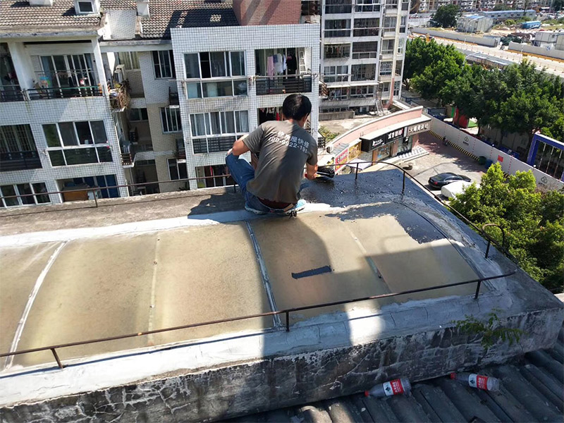 屋頂防水裝修：1、基層處理：基層在找斜坡施工前清掃干凈，不得有建筑垃圾和其他雜物；2、找平層：找平層采用20厚1:3水泥砂漿。找平層澆筑后及時(shí)摸壓密實(shí)并收光；3、煙道，墻角等與屋面交接部位采用聚乙烯丙綸高分子防水卷材和防水涂料做基層防水加強(qiáng)處理；4、基層處理完成后及時(shí)做盛水試驗(yàn)，水深50mm以上，盛水48小時(shí)，盛水試驗(yàn)后發(fā)現(xiàn)有滲水處，經(jīng)及時(shí)板下壓密注漿，板上增做聚乙烯丙綸高分子防水卷材和防水涂料。