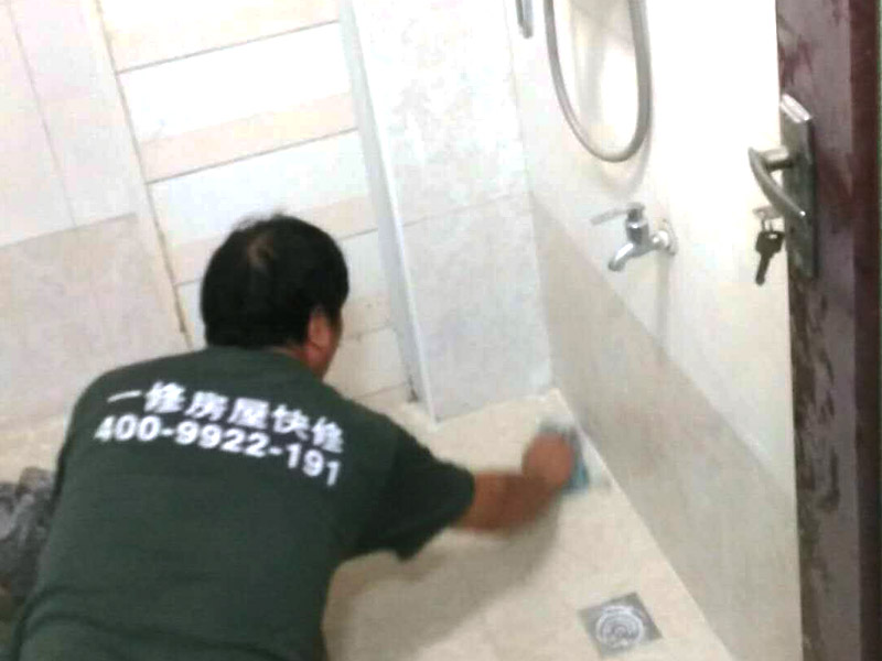 廁所瓷磚美縫裝修方案：1、進場后把現(xiàn)場打掃干凈,然后用壁紙刀把瓷磚縫內(nèi)及兩邊的填充物清理干凈,地面不允許有浮動的灰塵;
2、把美縫劑裝入膠槍中，瓷磚美縫劑瓶口戳個洞,然后擰上出料嘴,然后用壁紙刀將出料嘴削成45度角,瓷磚縫小于2毫米,把出料嘴的最前端用壁紙刀削出坡角即可;瓷磚縫大于2毫米,可略多削去一段;出料嘴口寬度應小于縫寬,以保證不溢料;然后慢慢用力把料均勻的打進縫中。
3、再用硅膠板將料馬上刮平,磚縫兩邊溢出少量料,用略帶潮濕海綿擦掉,要多擦幾遍,海綿要經(jīng)常用水清洗，并且一定要在美縫劑沒完全凝固的時候去除干凈。