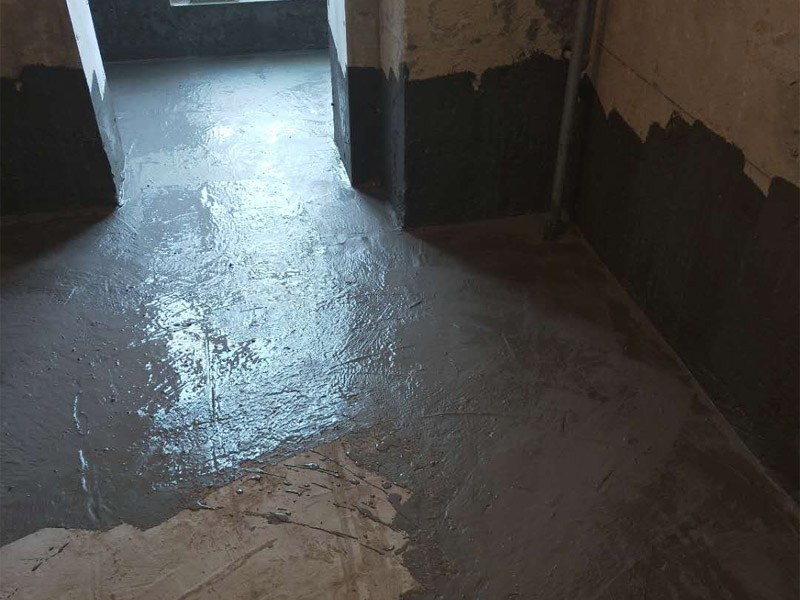 衛(wèi)生間地面墻面防水裝修：首先做防水之前，一定要將地面清理干凈，用水泥砂漿將地面找平，然后用聚氨酯防水涂料反復(fù)涂刷2至3遍2，墻與地面之間的接縫及上下水之間的管道地面接縫處是最容易出現(xiàn)問題的地方，防水涂料一定要涂抹到位。一般防水處理中墻面要做30厘米高的防水處理，但是非承重的輕體墻，就要將整面墻做防水，至少也要做到1，8米高。墻體內(nèi)埋水管，做到合理布局，鋪設(shè)水管一律做大于管徑的凹槽，槽內(nèi)抹灰圓滑，然后凹槽內(nèi)刷聚氨酯防水涂料。