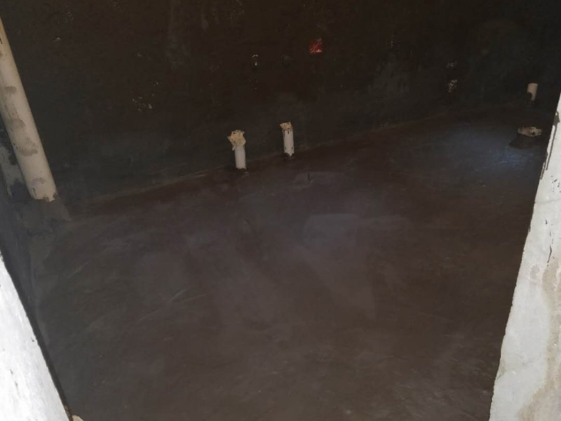 衛(wèi)生間地面墻面防水裝修：首先做防水之前，一定要將地面清理干凈，用水泥砂漿將地面找平，然后用聚氨酯防水涂料反復(fù)涂刷2至3遍2，墻與地面之間的接縫及上下水之間的管道地面接縫處是最容易出現(xiàn)問題的地方，防水涂料一定要涂抹到位。一般防水處理中墻面要做30厘米高的防水處理，但是非承重的輕體墻，就要將整面墻做防水，至少也要做到1，8米高。墻體內(nèi)埋水管，做到合理布局，鋪設(shè)水管一律做大于管徑的凹槽，槽內(nèi)抹灰圓滑，然后凹槽內(nèi)刷聚氨酯防水涂料。