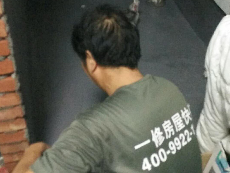衛(wèi)生間地面墻面防水裝修：首先做防水之前，一定要將地面清理干凈，用水泥砂漿將地面找平，然后用聚氨酯防水涂料反復(fù)涂刷2至3遍2，墻與地面之間的接縫及上下水之間的管道地面接縫處是最容易出現(xiàn)問題的地方，防水涂料一定要涂抹到位。一般防水處理中墻面要做30厘米高的防水處理，但是非承重的輕體墻，就要將整面墻做防水，至少也要做到1，8米高。墻體內(nèi)埋水管，做到合理布局，鋪設(shè)水管一律做大于管徑的凹槽，槽內(nèi)抹灰圓滑，然后凹槽內(nèi)刷聚氨酯防水涂料。