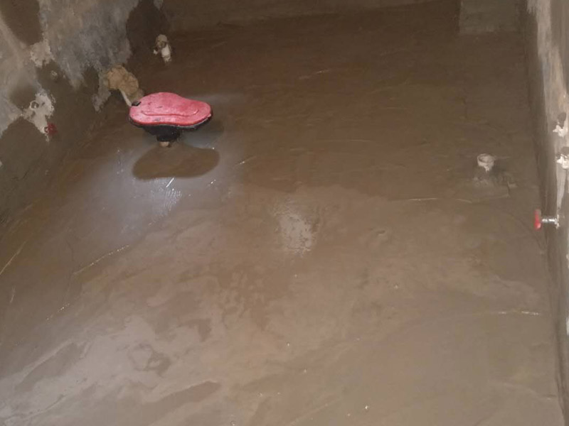 浴室地面找平裝修：第一，地面找平的基底處理，如果基底的處理出現(xiàn)了差錯(cuò)，可能會(huì)導(dǎo)致后期出現(xiàn)乳膠漆掉色掉漆，瓷磚黏貼不牢靠等問題，為了避免這些問題的出現(xiàn)，影響裝修效果。第二，地面找平的具體流程，地面找平在裝修中也分很多類型，有石膏找平、自流平找平、和水泥砂漿找平。這三種是比較常見的地面找平方法，也有著各自的特色和優(yōu)點(diǎn)，比如說石膏找平就適合那種局部不平但整體平整度不錯(cuò)的房間，而自流平找平則偏向于整個(gè)房間找平，不適用于局部找平，水泥砂漿找平和石膏找平有一定的共通點(diǎn)，適用于小范圍找平。具體選用哪種方面需要依地面的具體情況而定。