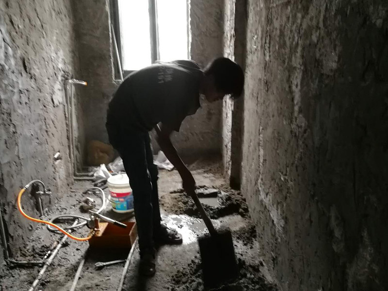 廁所墻面抹灰裝修：在抹灰前一天，用軟管或膠皮管將填充墻面自上而下澆水濕潤(rùn)，抹灰前不得有明水。做灰餅時(shí)從上而下做，灰餅間距應(yīng)小于刮尺長(zhǎng)度，墻體上角先做灰餅，再以它為基準(zhǔn)拉線做出上部、中間的灰餅，根據(jù)墻體上部的灰餅以托線板做出墻體下部灰餅，使其與上部灰餅在同一垂直面上，然后拉水平統(tǒng)線，加做若干灰餅。防水處理——衛(wèi)生間的防水處理是很重要的。衛(wèi)生間是接觸水很多的空間，防水功夫做好可以防止?jié)B水問(wèn)題，避免給樓下鄰居和自己造成麻煩。在防水后需要做閉水實(shí)驗(yàn)，以確保防水的效果。