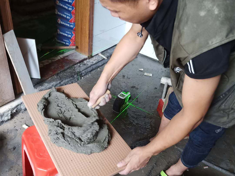 衛(wèi)生間墻面瓷磚鋪貼：首先應(yīng)除去基層表面的污垢，油漬，浮灰;除去基層上所有涂料層，膩?zhàn)訉?如果基層未能達(dá)到平整度要求，需對(duì)基層進(jìn)行預(yù)先的找平處理；鋪貼瓷磚前需事先找好垂直線，以此為基準(zhǔn)鋪貼的瓷磚高低均勻、垂直美觀;將調(diào)制好的漿料均勻地抹在瓷磚背面，要求漿料飽滿；將瓷磚平整地鋪貼在基層上，使用橡膠錘將瓷磚拍實(shí)鋪平。
