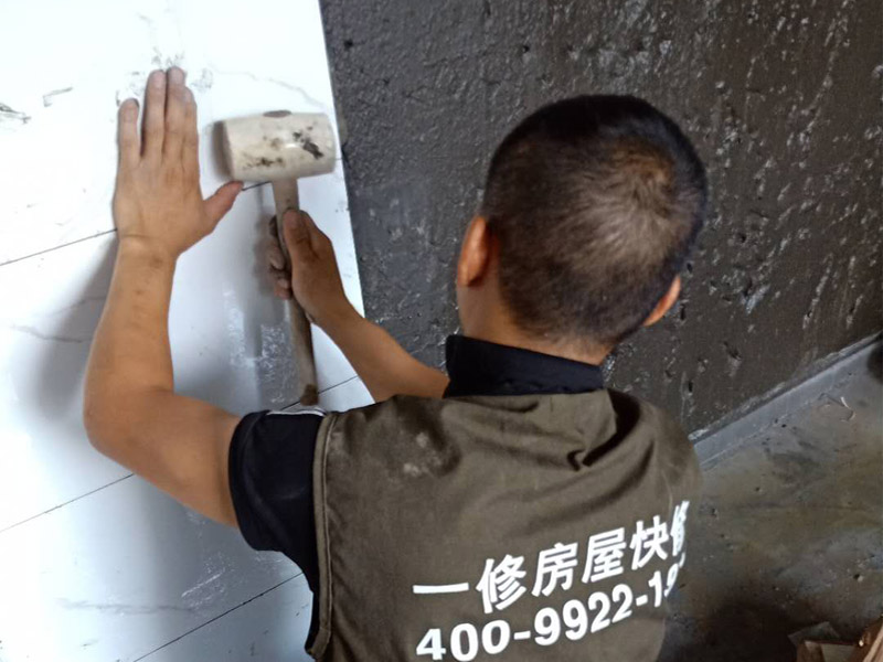 衛(wèi)生間墻面瓷磚鋪貼：首先應(yīng)除去基層表面的污垢，油漬，浮灰;除去基層上所有涂料層，膩?zhàn)訉?如果基層未能達(dá)到平整度要求，需對(duì)基層進(jìn)行預(yù)先的找平處理；鋪貼瓷磚前需事先找好垂直線，以此為基準(zhǔn)鋪貼的瓷磚高低均勻、垂直美觀;將調(diào)制好的漿料均勻地抹在瓷磚背面，要求漿料飽滿；將瓷磚平整地鋪貼在基層上，使用橡膠錘將瓷磚拍實(shí)鋪平。
