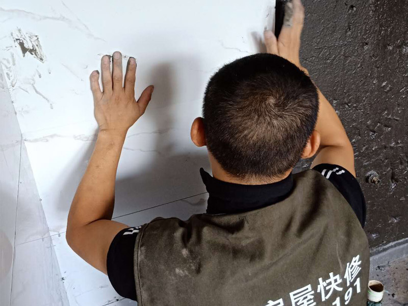 衛(wèi)生間墻面瓷磚鋪貼：首先應(yīng)除去基層表面的污垢，油漬，浮灰;除去基層上所有涂料層，膩?zhàn)訉?如果基層未能達(dá)到平整度要求，需對(duì)基層進(jìn)行預(yù)先的找平處理；鋪貼瓷磚前需事先找好垂直線，以此為基準(zhǔn)鋪貼的瓷磚高低均勻、垂直美觀;將調(diào)制好的漿料均勻地抹在瓷磚背面，要求漿料飽滿；將瓷磚平整地鋪貼在基層上，使用橡膠錘將瓷磚拍實(shí)鋪平。