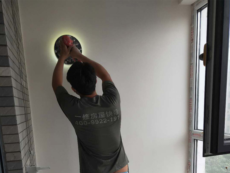 新房墻面打磨裝修：1、舊墻皮鏟除（如為新房，且墻面為水泥平整墻面，此步驟不需要）。
2、墻面清理，檢查是否有孔洞、油污、不平整的地方，如有需要，先修補然后施工。
3、批刮膩子，選用較好的墻襯一類的防水膩子，一般為2遍，第一遍批刮后1小時表干后打磨平整。
4、批刮第二遍膩子，干燥后打磨，注意選用600目以上砂紙，否則墻面刮痕會嚴重。
5、用200瓦的大燈泡靠近墻面檢查是否有不平整或砂眼，如有局部修補。
6、用干凈毛巾徹底清理墻面灰塵，用吸塵器清理干凈。
7、調(diào)配乳膠漆底漆，選用較好的羊毛刷或使用噴涂方式施工。
8、按次序涂刷1遍底漆，2遍面漆。