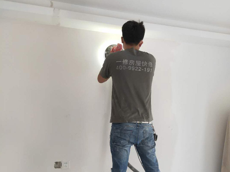 新房墻面打磨裝修：1、舊墻皮鏟除（如為新房，且墻面為水泥平整墻面，此步驟不需要）。
2、墻面清理，檢查是否有孔洞、油污、不平整的地方，如有需要，先修補然后施工。
3、批刮膩子，選用較好的墻襯一類的防水膩子，一般為2遍，第一遍批刮后1小時表干后打磨平整。
4、批刮第二遍膩子，干燥后打磨，注意選用600目以上砂紙，否則墻面刮痕會嚴重。
5、用200瓦的大燈泡靠近墻面檢查是否有不平整或砂眼，如有局部修補。
6、用干凈毛巾徹底清理墻面灰塵，用吸塵器清理干凈。
7、調(diào)配乳膠漆底漆，選用較好的羊毛刷或使用噴涂方式施工。
8、按次序涂刷1遍底漆，2遍面漆。