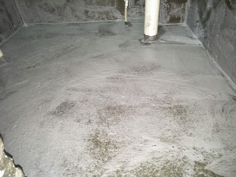 衛(wèi)生間刷防水裝修：1、刷第一遍防水涂料。施工前確保工地干凈、干燥，防水涂料要涂滿，無遺漏，與基層結(jié)合牢固，無裂紋，無氣泡，無脫落現(xiàn)象。涂刷高度一致，厚度要達(dá)到產(chǎn)品規(guī)定要求。2、刷第二遍防水涂料。注意、第二遍防水涂料間需要有一定時(shí)間間隔，待遍涂料干透后才能進(jìn)行第二遍，具體時(shí)間視涂料而定。間隔時(shí)間太短，防水的效果會(huì)大打折扣。3、鋪保護(hù)層。為防止之后的施工破壞防水層，需在防水涂料表面鋪上保護(hù)層。保護(hù)層要完全覆蓋防水層，無遺漏，與基層結(jié)合牢固，無裂紋，無氣泡，無脫落現(xiàn)象。4、閉水試驗(yàn)。閉水試驗(yàn)時(shí)，地面點(diǎn)的水線不能低于2厘米，保存至少24小時(shí)，觀察無滲漏現(xiàn)象后方算合格。如有滲漏，需重做，切莫不能疏忽大意。5、基層處理、清理，做找平層、結(jié)合層，細(xì)部附加層、丙烯酸防水層，蓄水試驗(yàn)、保護(hù)層施工、二次蓄水試驗(yàn)。