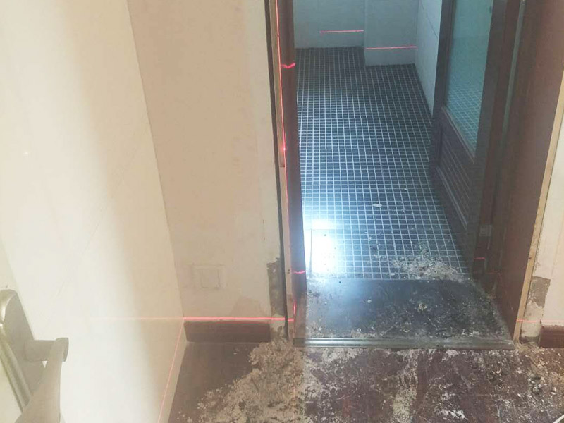浴室柜和踢腳線安裝：1、與地磚一起鋪貼有些家居裝修安裝的為瓷磚踢腳線,瓷磚踢腳線和其他材質(zhì)的踢腳線安裝時(shí)間不同,瓷磚踢腳線在進(jìn)行地磚鋪貼的時(shí)候一塊進(jìn)行就行了。2、鋪貼壁紙后安裝有的家居墻面裝修選用了壁紙,這就需要在鋪貼完壁紙和地板以后再進(jìn)行踢腳線的安裝。3、刮大白前安裝踢腳線通常都會(huì)在裝修進(jìn)行刮大白這道工序前實(shí)行安裝,倘若先安裝地板和踢腳線再進(jìn)行刮大白,那刮大白的灰將會(huì)弄到地板和踢腳線上,難處理。