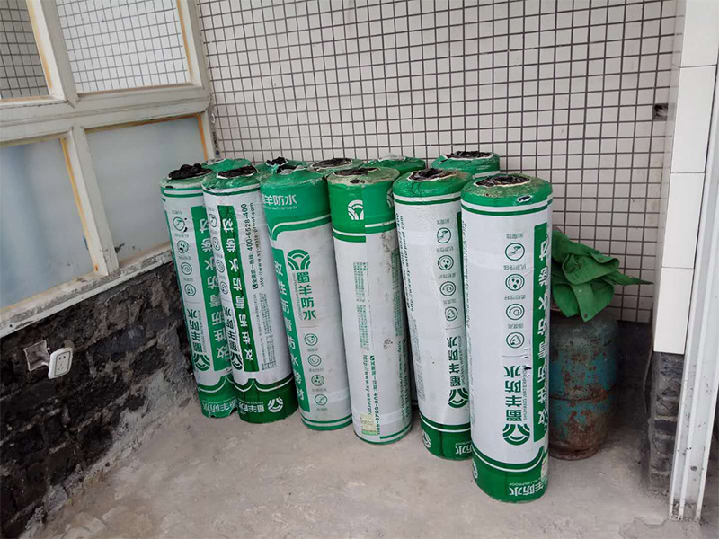 屋頂排水溝抹灰防水裝修：1．在干燥基面上施工防水涂料前應(yīng)先濕潤(rùn)基面至無(wú)明水為準(zhǔn)，若基面潮濕但無(wú)明水可直接施工。 2．按配比先將防水漿料乳液倒入拌料桶中，然后再將粉料倒入，充分?jǐn)嚢柚辆鶆?、無(wú)料粒糊狀，靜置十分鐘后再攪拌一下，效果更佳。 3．用毛刷或滾刷直接將膠漿涂刷在基面上，待第一層完全干透后（約2小時(shí)或手擦不粘為準(zhǔn)），再涂刷第二遍，兩遍的涂刷方向應(yīng)交錯(cuò)。 4．在操作進(jìn)程中應(yīng)保持間斷性攪拌以防止膠漿沉淀。aqbzp_9 5．待防水層完全干固后，方可在其上面做砂漿保護(hù)層或其它覆蓋層。