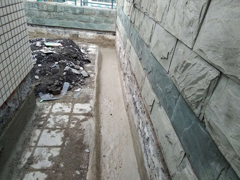 屋頂排水溝抹灰防水裝修：1．在干燥基面上施工防水涂料前應(yīng)先濕潤(rùn)基面至無(wú)明水為準(zhǔn)，若基面潮濕但無(wú)明水可直接施工。 2．按配比先將防水漿料乳液倒入拌料桶中，然后再將粉料倒入，充分?jǐn)嚢柚辆鶆颉o(wú)料粒糊狀，靜置十分鐘后再攪拌一下，效果更佳。 3．用毛刷或滾刷直接將膠漿涂刷在基面上，待第一層完全干透后（約2小時(shí)或手擦不粘為準(zhǔn)），再涂刷第二遍，兩遍的涂刷方向應(yīng)交錯(cuò)。 4．在操作進(jìn)程中應(yīng)保持間斷性攪拌以防止膠漿沉淀。aqbzp_9 5．待防水層完全干固后，方可在其上面做砂漿保護(hù)層或其它覆蓋層。