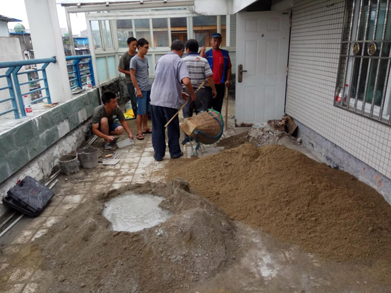 屋頂排水溝抹灰防水裝修：1．在干燥基面上施工防水涂料前應(yīng)先濕潤(rùn)基面至無(wú)明水為準(zhǔn)，若基面潮濕但無(wú)明水可直接施工。 2．按配比先將防水漿料乳液倒入拌料桶中，然后再將粉料倒入，充分?jǐn)嚢柚辆鶆?、無(wú)料粒糊狀，靜置十分鐘后再攪拌一下，效果更佳。 3．用毛刷或滾刷直接將膠漿涂刷在基面上，待第一層完全干透后（約2小時(shí)或手擦不粘為準(zhǔn)），再涂刷第二遍，兩遍的涂刷方向應(yīng)交錯(cuò)。 4．在操作進(jìn)程中應(yīng)保持間斷性攪拌以防止膠漿沉淀。aqbzp_9 5．待防水層完全干固后，方可在其上面做砂漿保護(hù)層或其它覆蓋層。