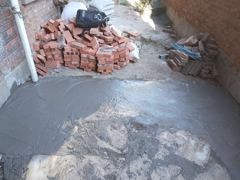 地面基層加固裝修：1.清理基層，清除磚柱上的管線和裝飾層，檢查柱根;別砌損壞的磚，清除 裂縫內(nèi)的粉塵。2.根據(jù)不同的加固形式，采用不同的連接措施，單側(cè)加固時，用混凝士釘或膨脹螺栓連接，雙面加固時，用封閉箍筋連接，當柱較寬時，沿高度每隔5皮打掉一塊，增強混凝土與原柱的咬合，有利于共同受力。3.綁扎鋼筋:用外包鋼筋混凝土加固，綁扎的鋼筋應(yīng)與磚柱固定牢靠，控制好位置保護層厚度。4.澆筑混凝士:外包混凝士宜用噴射扶施工，具體步驟參照4.1節(jié)中噴射混凝土施工工藝流程:上部與樓板接縫，應(yīng)用干硬性混凝土填塞嚴實;強度尊級符合勘察加固設(shè)計要求。5.將混凝t表面抹平壓實。6.待混凝土終凝后，每天澆水3~5次，進行養(yǎng)護。
