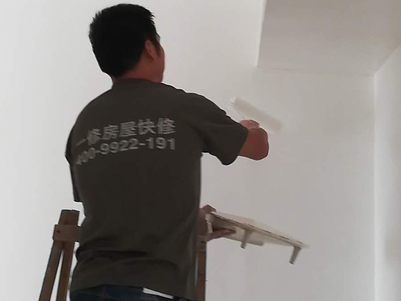 墻面粉刷裝修：1、基層處理：將墻面起皮及松動(dòng)處清除干凈，并用水泥砂漿補(bǔ)抹。有裂縫的地方一般用牛皮紙帶和白乳膠貼住裂縫。2、刷界面劑：界面劑能夠增強(qiáng)對基層的粘結(jié)力，避免了抹灰層空鼓、起殼的現(xiàn)象，從而代替人工鑿毛處理，省時(shí)省力。3、墻面找平：凹凸不平的墻面需要找平，對于墻面不平的地方要用粉刷石膏找平，使得墻面的誤差不超過3毫米。4、批刮膩?zhàn)樱哼x用顆粒細(xì)度較高和質(zhì)地較硬的膩?zhàn)訛榧?，膩?zhàn)右椤?、打磨：盡量用較細(xì)的砂紙，如果砂紙?zhí)值脑挄?huì)留下很深的砂痕。6、刷底漆：底漆一定要刷勻，確保墻面每個(gè)地方都刷到，如果墻面吃漆量較大，底漆最好適量的多加一點(diǎn)水，以確保能夠涂刷均勻。7、找補(bǔ)：膩?zhàn)哟蚰ネ戤呏?，?huì)留有一些瑕疵，一般情況下很難看清，只有刷過一遍漆之后才會(huì)很明顯，這時(shí)候就需要找補(bǔ)了。8、刷面漆：不要加過量的水，會(huì)影響漆膜厚度、手感和漆膜的硬度。