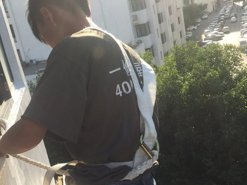 高空外墻粉刷裝修:1、基層處理：在對(duì)外墻粉刷之前，首先需要將墻面基層的灰塵與雜志清理干凈，那些比較破舊的層面與耐水性較差的涂層需要鏟除，如果表面有凹凸不平的地方，則需要用水泥砂漿進(jìn)行抹平。2、刷底膠：在對(duì)墻面刷底膠時(shí)，需要先將膠水按照說(shuō)明書(shū)上注明的比例進(jìn)行稀釋，稀釋好之后，再將膠水用輥筒均勻涂刷墻面兩遍左右，注意膠水的薄厚要均勻，不能過(guò)多也不能過(guò)少。3、局部補(bǔ)膩?zhàn)樱夯鶎拥啄z干燥之后，則需用膩?zhàn)訉γ嬲移健?、滿刮膩?zhàn)樱耗佔(zhàn)臃旁谕邪逯?，讓后再用橡皮刮板?duì)墻面進(jìn)行涂刷，最好從上往下涂，最好涂刷2到三遍，需要注意的是，膩?zhàn)硬荒芡克⑻?，膩?zhàn)油克⒑笮枰蒙凹堖M(jìn)行打磨，打磨力度需要合適，打磨完之后需要將表面灰塵給清除。5、刷底涂料：采用滾筒對(duì)墻面涂刷，涂刷時(shí)需要均勻，不能漏刷，也不能刷得過(guò)厚，底料干后，如果表面有要進(jìn)行修補(bǔ)的地方，最好用膩?zhàn)舆M(jìn)行修復(fù)在進(jìn)行砂平。