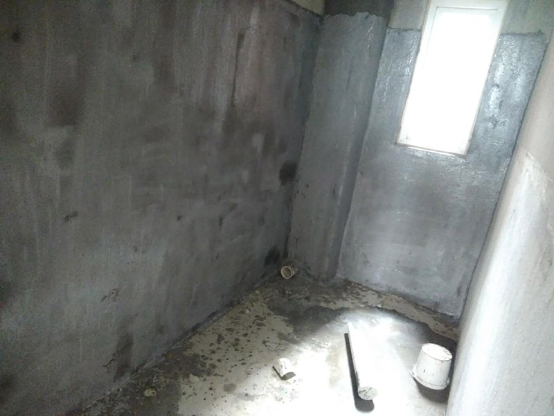 廁所刷防水裝修：第一步：清理墻面和地面 在涂刷防水涂層之前，先要清理墻面和地面，同時(shí)要用連接的氣泵皮管吹盡陰角處的浮沉。第二步：刷防水涂料：刷防水涂料時(shí)先刷墻角部位，交接處應(yīng)有200mm，不得有漏刷情況。第一遍涂刷墻面時(shí)，應(yīng)上下縱向涂刷，第二遍涂刷墻體，應(yīng)左右橫向涂刷。注意、第二遍防水涂料間需要有一定時(shí)間間隔，待遍涂料干透后才能進(jìn)行第二遍，具體時(shí)間視涂料而定。第三步：閉水試驗(yàn)：在涂刷完防水涂料后，不能立刻貼瓷磚，還必須進(jìn)行防水測試。堵住衛(wèi)生間排水口、地漏等，然后將衛(wèi)生間積水2~3cm。24小時(shí)后到樓下查看是否有水滲漏，一旦發(fā)現(xiàn)有滲水痕跡，必須馬上返工。