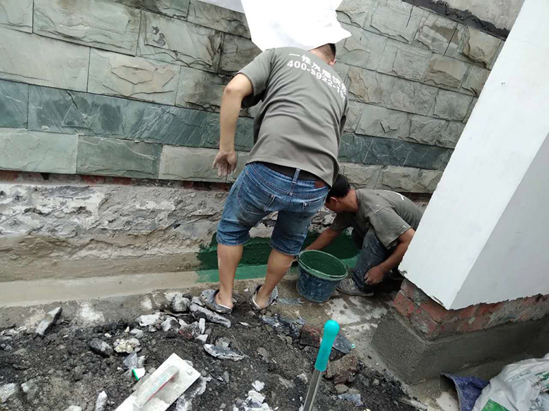 屋頂排水溝改造防水：一、確定排水坡面的數(shù)目：一般情況下，臨街建筑平屋頂屋面寬度小于12m時(shí)，可采用單坡排水；其寬度大于12m時(shí)，宜采用雙坡排水。坡屋頂應(yīng)結(jié)合建筑造型要求選擇單坡、雙坡或四坡排水。二、劃分排水區(qū)：劃分排水區(qū)的目的在于合理地布置水落管。排水區(qū)的面積是指屋面水平投影的面積，每一根水落管的屋面最大匯水面積不宜大于200m2。雨水口的間距在18~24m。三、確定天溝所用材料和斷面形式及尺寸天溝即屋面上的排水溝，位于檐口部位時(shí)又稱檐溝。設(shè)置天溝的目的是匯集屋面雨水，并將屋面雨水有組織地迅速排除。天溝根據(jù)屋頂類型的不同有多種做法。如坡屋頂中可用鋼筋混凝土、鍍鋅鐵皮、石棉水泥等材料做成槽形或三角形天溝。平屋頂?shù)奶鞙弦话阌娩摻罨炷林谱?，?dāng)采用女兒墻外排水方案時(shí)，可利用傾斜的屋面與垂直的墻面構(gòu)成三角形天溝；當(dāng)采用檐溝外排水方案時(shí)，通常用專用的槽形板做成矩形天溝。