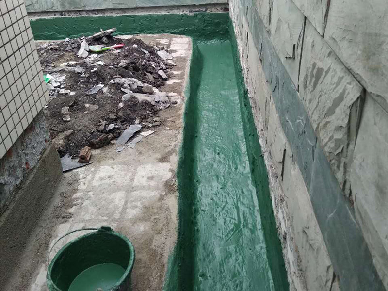 屋頂排水溝改造防水：一、確定排水坡面的數(shù)目：一般情況下，臨街建筑平屋頂屋面寬度小于12m時(shí)，可采用單坡排水；其寬度大于12m時(shí)，宜采用雙坡排水。坡屋頂應(yīng)結(jié)合建筑造型要求選擇單坡、雙坡或四坡排水。二、劃分排水區(qū)：劃分排水區(qū)的目的在于合理地布置水落管。排水區(qū)的面積是指屋面水平投影的面積，每一根水落管的屋面最大匯水面積不宜大于200m2。雨水口的間距在18~24m。三、確定天溝所用材料和斷面形式及尺寸天溝即屋面上的排水溝，位于檐口部位時(shí)又稱檐溝。設(shè)置天溝的目的是匯集屋面雨水，并將屋面雨水有組織地迅速排除。天溝根據(jù)屋頂類型的不同有多種做法。如坡屋頂中可用鋼筋混凝土、鍍鋅鐵皮、石棉水泥等材料做成槽形或三角形天溝。平屋頂?shù)奶鞙弦话阌娩摻罨炷林谱?，?dāng)采用女兒墻外排水方案時(shí)，可利用傾斜的屋面與垂直的墻面構(gòu)成三角形天溝；當(dāng)采用檐溝外排水方案時(shí)，通常用專用的槽形板做成矩形天溝。