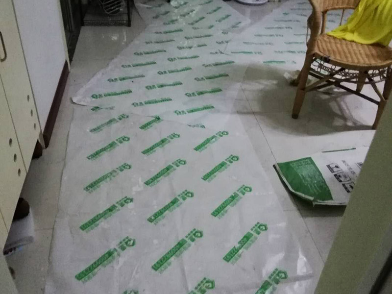 陽(yáng)臺(tái)瓷磚拆除重裝：1、施工前，磚墻及附近區(qū)域?yàn)⑦m量水，減少灰塵對(duì)環(huán)境的污染，做到文明施工。     2、根據(jù)施工現(xiàn)場(chǎng)的實(shí)際情況，墻體拆除采用人工拆除（用一些簡(jiǎn)單工具，如錘子、撬棍、鐵鍬、瓦刀等）的方法施工。拆除時(shí)，自上而下，不許用推到或拉倒方法拆除。     3、拆除時(shí)，將墻體劃分成若干段，每段的寬度大致與活動(dòng)腳手架寬度相等，活動(dòng)腳手架要有專人看護(hù)，自上而下，分層次，水平拆除。     4、拆除時(shí)，施工人員要站在穩(wěn)固的平臺(tái)上，禁止站在柱、墻截面上作業(yè)。     5、拆除完后，建筑垃圾要求外運(yùn)，然后現(xiàn)場(chǎng)清潔干凈。