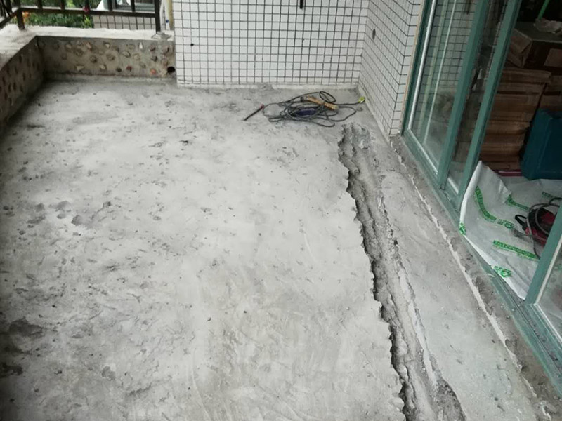 陽(yáng)臺(tái)瓷磚拆除重裝：1、施工前，磚墻及附近區(qū)域?yàn)⑦m量水，減少灰塵對(duì)環(huán)境的污染，做到文明施工。     2、根據(jù)施工現(xiàn)場(chǎng)的實(shí)際情況，墻體拆除采用人工拆除（用一些簡(jiǎn)單工具，如錘子、撬棍、鐵鍬、瓦刀等）的方法施工。拆除時(shí)，自上而下，不許用推到或拉倒方法拆除。     3、拆除時(shí)，將墻體劃分成若干段，每段的寬度大致與活動(dòng)腳手架寬度相等，活動(dòng)腳手架要有專人看護(hù)，自上而下，分層次，水平拆除。     4、拆除時(shí)，施工人員要站在穩(wěn)固的平臺(tái)上，禁止站在柱、墻截面上作業(yè)。     5、拆除完后，建筑垃圾要求外運(yùn)，然后現(xiàn)場(chǎng)清潔干凈。