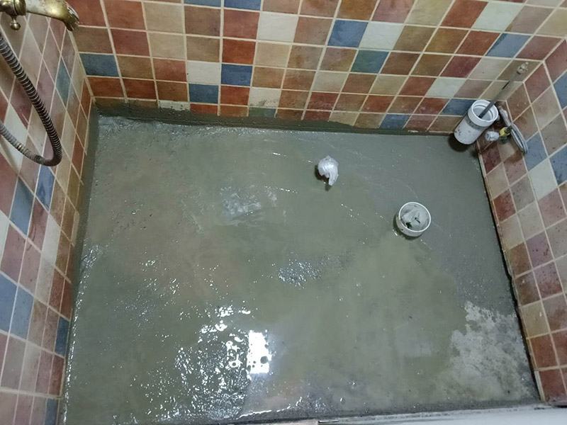 廁所管道重裝，地面找平：1、關(guān)閉水管總閥。(即水表前面的水管開關(guān))2、打開水龍頭20分鐘，確保沒水再滴后關(guān)閉所有的水龍頭。3、關(guān)閉馬桶水箱和洗衣機等進水開關(guān)。4、打開水管總閥。5、打開總閥后20分鐘，查看水表是否走動，包括緩慢的走動。如果有走動，即為漏水了。如果沒有走動，可能沒事。建議施工完一定要進行水壓測試實驗，一般打壓8公斤，時間20-30分鐘。 在地面找平工程上，我們需要注意3個小方面，即平整度、地面抹灰及養(yǎng)護。地面找平對平整度有極高的要求，它通常將地面平整度分為3個環(huán)節(jié)分別采取不同的措施進行修整，嚴格控制地面落差。另一方面，地面抹灰是地面找平不可缺少的一個環(huán)節(jié)，我們常根據(jù)面層抹灰的厚度來找出地面抹平的基準線。最后但同樣重要的是地面的養(yǎng)護，在地面找平工作完成后是需要對地面進行養(yǎng)護的，我們可以通過適量灑水養(yǎng)護，并且養(yǎng)護的時間應該不少于7天，這樣才能保證地面找平工程的質(zhì)量。
