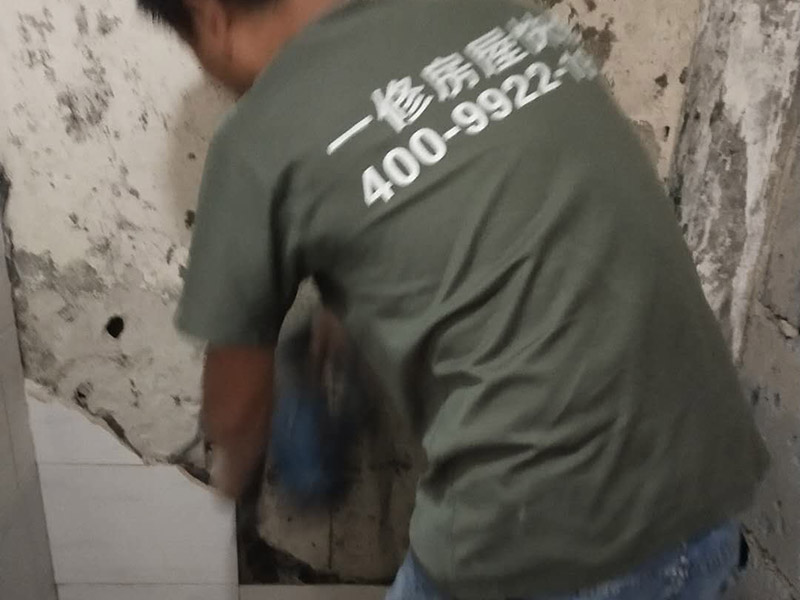 局部瓷磚拆除裝修：衛(wèi)浴用具拆除后可以對墻面瓷磚進行拆卸。拆卸一般是從墻體的下方往上方敲，從瓷磚的邊緣往里面敲，還需要根據(jù)拆卸的位置選擇適當?shù)那么u力度。敲磚是從墻體下方開始敲，從每塊瓷磚的邊緣開始敲。如果先敲上面的瓷磚，地面堆積瓷磚較多，擋住墻體下面的瓷磚，不利于拆卸。另外，敲磚過程中，要不是對地面的瓷磚進行清理，以免瓷磚過多堆積，減慢施工進度以及造成施工意外。 由于二手房的衛(wèi)浴在之前是做了一次防水的，因此在敲磚時必須注意防水層的處理，與屋主溝通好，防水層是否打掉。舊的防水層一般都不打掉，在敲磚后，在原有的防水層上面，再薄薄做一層防水，以提高衛(wèi)浴的防水能力。但如果屋主需要把防水敲掉重新再做。則敲磚需要打到批土層或打到見底。敲插座和龍頭附近的瓷磚時，要慢慢敲，小心摸清電線和水管的走向，以防損壞電線和水管。如果電線或水管已經(jīng)損壞了，要及時進行修補處理，以免留下更多后續(xù)工程。