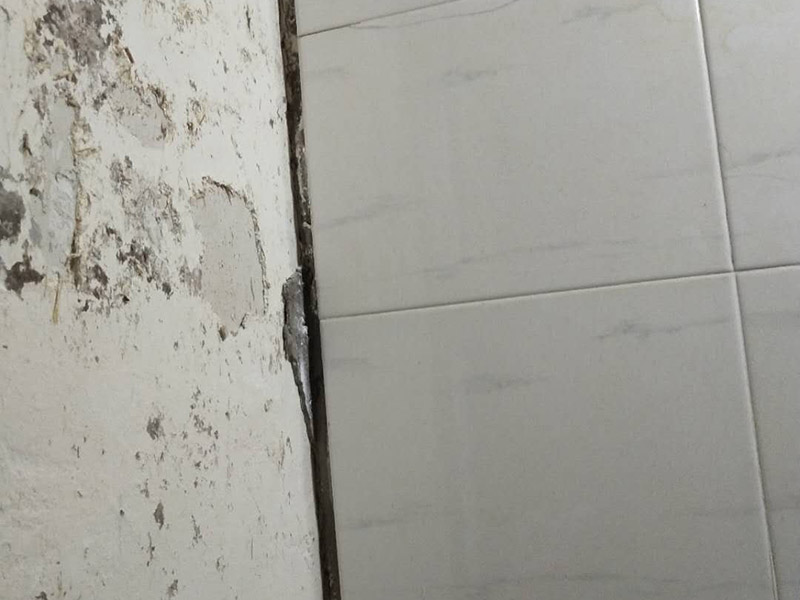 局部瓷磚拆除裝修：衛(wèi)浴用具拆除后可以對墻面瓷磚進行拆卸。拆卸一般是從墻體的下方往上方敲，從瓷磚的邊緣往里面敲，還需要根據(jù)拆卸的位置選擇適當?shù)那么u力度。敲磚是從墻體下方開始敲，從每塊瓷磚的邊緣開始敲。如果先敲上面的瓷磚，地面堆積瓷磚較多，擋住墻體下面的瓷磚，不利于拆卸。另外，敲磚過程中，要不是對地面的瓷磚進行清理，以免瓷磚過多堆積，減慢施工進度以及造成施工意外。 由于二手房的衛(wèi)浴在之前是做了一次防水的，因此在敲磚時必須注意防水層的處理，與屋主溝通好，防水層是否打掉。舊的防水層一般都不打掉，在敲磚后，在原有的防水層上面，再薄薄做一層防水，以提高衛(wèi)浴的防水能力。但如果屋主需要把防水敲掉重新再做。則敲磚需要打到批土層或打到見底。敲插座和龍頭附近的瓷磚時，要慢慢敲，小心摸清電線和水管的走向，以防損壞電線和水管。如果電線或水管已經(jīng)損壞了，要及時進行修補處理，以免留下更多后續(xù)工程。