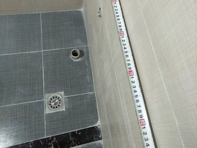衛(wèi)生間貼磚裝修:1、 衛(wèi)生間墻面在施工前清理墻面的各類污物，用泥刀先批墻，后用水泥漿找平，防止瓷磚貼后有空鼓現(xiàn)象。2、 衛(wèi)生間內(nèi)會(huì)防止抽風(fēng)機(jī)、安裝吊頂?shù)?，所以高度要特別注意，其次是墻磚與地磚的尺寸要互相對應(yīng)，不能有太大的差異，最后根據(jù)高度、尺寸與整體效果來確定鋪貼方法，如果統(tǒng)一墻面瓷磚不同，大尺寸瓷磚從下往上貼，小尺寸從上往下貼。3、配料將清水逐量加入粉狀粘結(jié)劑內(nèi)，按照說明書上一定的比例調(diào)配。攪拌調(diào)和將粘結(jié)劑漿料攪拌至潤滑均勻，無明顯塊狀或糊涂結(jié)狀，將攪拌后施工漿料靜置5-10分鐘，然后再稍加攪拌