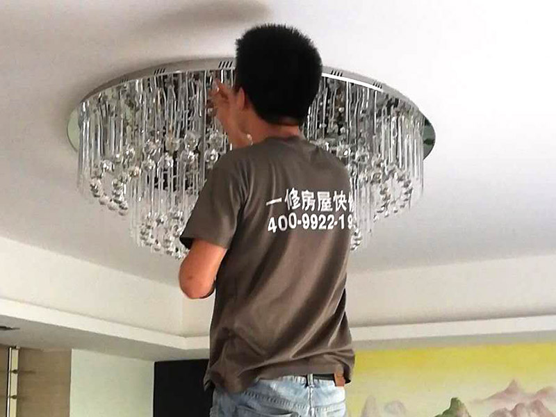 水晶吸頂燈裝修：1、安裝水晶吸頂燈的房間天花上確定安裝位置，并且預(yù)埋上螺栓，或用膨脹螺栓、尼龍塞或塑料塞固定，一般都采用膨脹螺栓; 2、當(dāng)采用膨脹螺栓固定時(shí)，應(yīng)按產(chǎn)品的技術(shù)要求選擇螺栓規(guī)格，其鉆孔直徑和埋設(shè)深度要與螺栓規(guī)格相符; 3、水晶吸頂燈安裝前檢查引向每個(gè)燈飾的導(dǎo)線線芯的截面，銅芯軟線不小于0.4mm2，銅芯不小于0.5mm2，否則引線必須更換;導(dǎo)線與燈頭的連接、燈頭間并聯(lián)導(dǎo)線的連接要牢固，電氣接觸應(yīng)良好，以免由于接觸不良，出現(xiàn)導(dǎo)線與接線端之間產(chǎn)生火花，而發(fā)生危險(xiǎn); 4、將水晶吸頂燈固定在預(yù)埋的膨脹螺栓上，且每個(gè)燈飾用于固定的螺栓或螺釘不應(yīng)少于2個(gè); 5、連接水晶吸頂燈電線，使其通電，并檢查水晶吸頂燈是否固定牢固。 6、檢查電路連接是否正常。