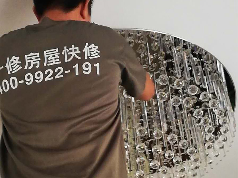 水晶吸頂燈裝修：1、安裝水晶吸頂燈的房間天花上確定安裝位置，并且預(yù)埋上螺栓，或用膨脹螺栓、尼龍塞或塑料塞固定，一般都采用膨脹螺栓; 2、當(dāng)采用膨脹螺栓固定時(shí)，應(yīng)按產(chǎn)品的技術(shù)要求選擇螺栓規(guī)格，其鉆孔直徑和埋設(shè)深度要與螺栓規(guī)格相符; 3、水晶吸頂燈安裝前檢查引向每個(gè)燈飾的導(dǎo)線線芯的截面，銅芯軟線不小于0.4mm2，銅芯不小于0.5mm2，否則引線必須更換;導(dǎo)線與燈頭的連接、燈頭間并聯(lián)導(dǎo)線的連接要牢固，電氣接觸應(yīng)良好，以免由于接觸不良，出現(xiàn)導(dǎo)線與接線端之間產(chǎn)生火花，而發(fā)生危險(xiǎn); 4、將水晶吸頂燈固定在預(yù)埋的膨脹螺栓上，且每個(gè)燈飾用于固定的螺栓或螺釘不應(yīng)少于2個(gè); 5、連接水晶吸頂燈電線，使其通電，并檢查水晶吸頂燈是否固定牢固。 6、檢查電路連接是否正常。