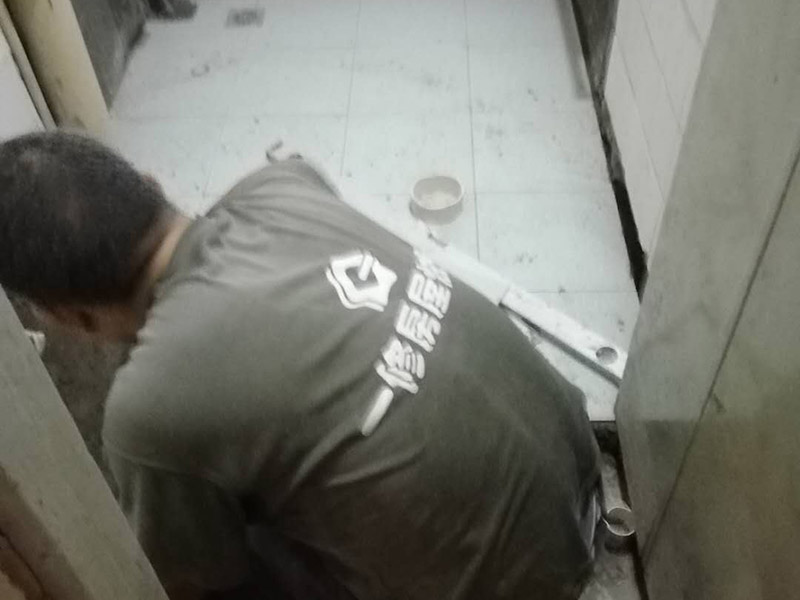 衛(wèi)生間地面瓷磚鋪貼：地磚鋪貼前，將地面清掃干凈；接著根據(jù)排版規(guī)劃設(shè)置水平線，并進(jìn)行分塊；然后地面灑水、砂漿攪拌、打砂漿基層，然后開(kāi)始鋪貼，要用橡皮錘均勻敲擊，調(diào)整與水平線及其它地磚的水平度及縫隙的大小，再用刮刀從磚縫中間劃一道，保證磚與磚之間要有一定的、均勻的縫隙，防止熱脹冷縮對(duì)磚造成損壞，用刮刀在兩塊磚上縱向來(lái)回劃拉，檢查兩塊磚是否平齊；最后表面清理，勾縫。