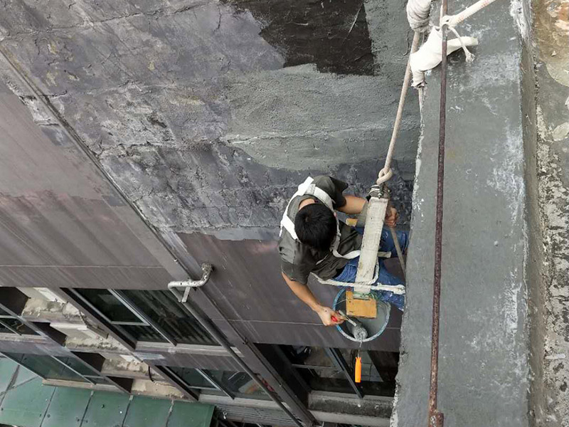 外墻防水維修：1、基層處理：首先要將基層表面的灰塵等清理干凈，一些脆裂的舊層和不耐水的涂層要鏟除，如果有凹處可以用水泥砂漿抹平，小的孔洞和裂縫用水泥乳修補(bǔ)好。 2、刷底膠： 刷底膠時，先要將墻面專用的膠水按照說明上的比例上加水進(jìn)行稀釋，然后在基層處理好的墻面上用輥筒均勻地涂刷一至二遍膠水打底，涂層膠水要均勻，也不能涂得過多和過少。 3、局部補(bǔ)膩?zhàn)樱夯鶎哟虻赘稍锖螅媚佔(zhàn)诱已a(bǔ)不平之處，干后砂平。成品膩?zhàn)邮褂们皯?yīng)攪勻，膩?zhàn)悠頃r可酌量加清水調(diào)節(jié)。 4、滿刮膩?zhàn)樱簩⒄{(diào)配好的膩?zhàn)臃旁谕邪迳希孟鹌す伟暹M(jìn)行涂刷，建議從上往下涂，基層一般要涂刷2-3遍，每一遍的膩?zhàn)硬荒芴?，膩?zhàn)油克⒑笠皶r用砂紙打磨，打磨時力底要適中，不能有波浪形等，打磨好后掃去灰塵就可以了。 5、刷底涂料：底料按照產(chǎn)品說明書進(jìn)行稀釋然后攪拌均勻，用滾筒在墻面涂刷，要均勻，不要漏刷，也不能刷得太厚，底料干后如果有要修補(bǔ)的地方，建議用膩?zhàn)有迯?fù)然后砂平。