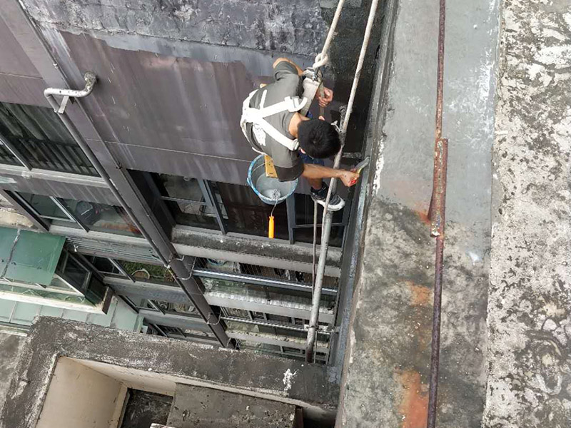 外墻防水維修：1、基層處理：首先要將基層表面的灰塵等清理干凈，一些脆裂的舊層和不耐水的涂層要鏟除，如果有凹處可以用水泥砂漿抹平，小的孔洞和裂縫用水泥乳修補(bǔ)好。 2、刷底膠： 刷底膠時，先要將墻面專用的膠水按照說明上的比例上加水進(jìn)行稀釋，然后在基層處理好的墻面上用輥筒均勻地涂刷一至二遍膠水打底，涂層膠水要均勻，也不能涂得過多和過少。 3、局部補(bǔ)膩?zhàn)樱夯鶎哟虻赘稍锖?，用膩?zhàn)诱已a(bǔ)不平之處，干后砂平。成品膩?zhàn)邮褂们皯?yīng)攪勻，膩?zhàn)悠頃r可酌量加清水調(diào)節(jié)。 4、滿刮膩?zhàn)樱簩⒄{(diào)配好的膩?zhàn)臃旁谕邪迳?，用橡皮刮板進(jìn)行涂刷，建議從上往下涂，基層一般要涂刷2-3遍，每一遍的膩?zhàn)硬荒芴?，膩?zhàn)油克⒑笠皶r用砂紙打磨，打磨時力底要適中，不能有波浪形等，打磨好后掃去灰塵就可以了。 5、刷底涂料：底料按照產(chǎn)品說明書進(jìn)行稀釋然后攪拌均勻，用滾筒在墻面涂刷，要均勻，不要漏刷，也不能刷得太厚，底料干后如果有要修補(bǔ)的地方，建議用膩?zhàn)有迯?fù)然后砂平。