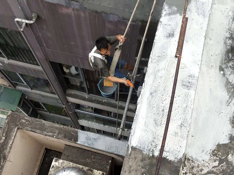 外墻防水維修：1、基層處理：首先要將基層表面的灰塵等清理干凈，一些脆裂的舊層和不耐水的涂層要鏟除，如果有凹處可以用水泥砂漿抹平，小的孔洞和裂縫用水泥乳修補(bǔ)好。 2、刷底膠： 刷底膠時，先要將墻面專用的膠水按照說明上的比例上加水進(jìn)行稀釋，然后在基層處理好的墻面上用輥筒均勻地涂刷一至二遍膠水打底，涂層膠水要均勻，也不能涂得過多和過少。 3、局部補(bǔ)膩?zhàn)樱夯鶎哟虻赘稍锖?，用膩?zhàn)诱已a(bǔ)不平之處，干后砂平。成品膩?zhàn)邮褂们皯?yīng)攪勻，膩?zhàn)悠頃r可酌量加清水調(diào)節(jié)。 4、滿刮膩?zhàn)樱簩⒄{(diào)配好的膩?zhàn)臃旁谕邪迳?，用橡皮刮板進(jìn)行涂刷，建議從上往下涂，基層一般要涂刷2-3遍，每一遍的膩?zhàn)硬荒芴?，膩?zhàn)油克⒑笠皶r用砂紙打磨，打磨時力底要適中，不能有波浪形等，打磨好后掃去灰塵就可以了。 5、刷底涂料：底料按照產(chǎn)品說明書進(jìn)行稀釋然后攪拌均勻，用滾筒在墻面涂刷，要均勻，不要漏刷，也不能刷得太厚，底料干后如果有要修補(bǔ)的地方，建議用膩?zhàn)有迯?fù)然后砂平。