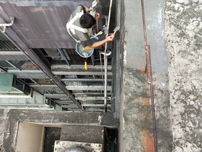 外墻防水維修：1、基層處理：首先要將基層表面的灰塵等清理干凈，一些脆裂的舊層和不耐水的涂層要鏟除，如果有凹處可以用水泥砂漿抹平，小的孔洞和裂縫用水泥乳修補(bǔ)好。 2、刷底膠： 刷底膠時，先要將墻面專用的膠水按照說明上的比例上加水進(jìn)行稀釋，然后在基層處理好的墻面上用輥筒均勻地涂刷一至二遍膠水打底，涂層膠水要均勻，也不能涂得過多和過少。 3、局部補(bǔ)膩?zhàn)樱夯鶎哟虻赘稍锖?，用膩?zhàn)诱已a(bǔ)不平之處，干后砂平。成品膩?zhàn)邮褂们皯?yīng)攪勻，膩?zhàn)悠頃r可酌量加清水調(diào)節(jié)。 4、滿刮膩?zhàn)樱簩⒄{(diào)配好的膩?zhàn)臃旁谕邪迳希孟鹌す伟暹M(jìn)行涂刷，建議從上往下涂，基層一般要涂刷2-3遍，每一遍的膩?zhàn)硬荒芴?，膩?zhàn)油克⒑笠皶r用砂紙打磨，打磨時力底要適中，不能有波浪形等，打磨好后掃去灰塵就可以了。 5、刷底涂料：底料按照產(chǎn)品說明書進(jìn)行稀釋然后攪拌均勻，用滾筒在墻面涂刷，要均勻，不要漏刷，也不能刷得太厚，底料干后如果有要修補(bǔ)的地方，建議用膩?zhàn)有迯?fù)然后砂平。