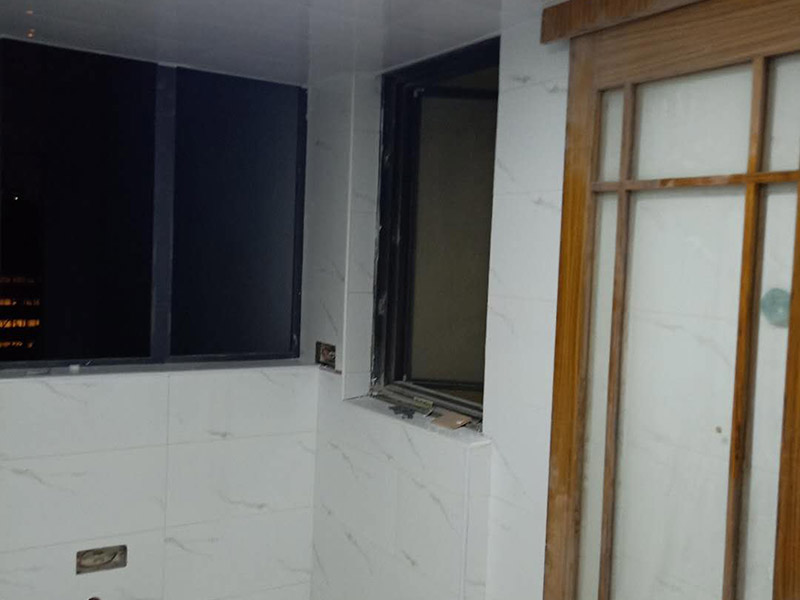 衛(wèi)生間瓷磚鋪貼：基層處理：把沾在基層上的浮漿、落地灰等用暫子或鋼絲刷清理掉，再用掃帚將浮土清掃干凈。找標高：根據(jù)水平標準線和設計厚度，在四周墻、柱上彈出面層的上平標高控制線。排磚：將房間依照磚的尺寸留縫大小，排出磚的放置位置，并在基層地面彈出十字控制線和分格線。鋪設結合層砂漿：鋪設前應將基底濕潤，并在基底上刷一道素水泥漿或界面結合劑，隨刷隨鋪設攪拌均勻的干硬性水泥砂漿。鋪磚時應先在房間中間按照十字線鋪設十字控制磚，之后按照十字控制磚向四周鋪設，并隨時用2m靠尺和水平尺檢查平整度。大面積鋪貼時應分段、分部位鋪貼。養(yǎng)護：當磚面層鋪貼完24h內應開始澆水養(yǎng)護，養(yǎng)護時間不得小于7d。