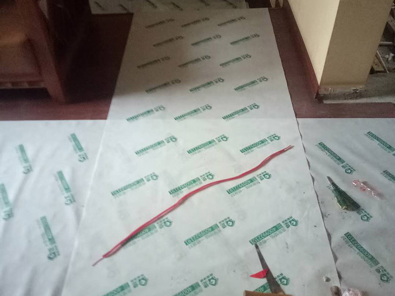 廁所防水保護(hù)維修：防水施工前要清掃干凈，防止石粒和雜物將雨水口、雨水管堵塞.。 防水施工完成后，要及時將防水保護(hù)層做好，防止破壞。 在施工中運送材料的手推車支腿應(yīng)用庶布或膠皮包扎好，防止將防水層刮破，并安排防水人員隨時檢查，一但發(fā)現(xiàn)有刮破的，要及時進(jìn)行修補。 在施工防水時，要注意防止對屋面及其他已做完墻面的污染。 水落口處在施工時，要做臨時封閉，防止管內(nèi)堵塞。 屋面防水施工時，嚴(yán)禁穿帶釘子的鞋作業(yè)。