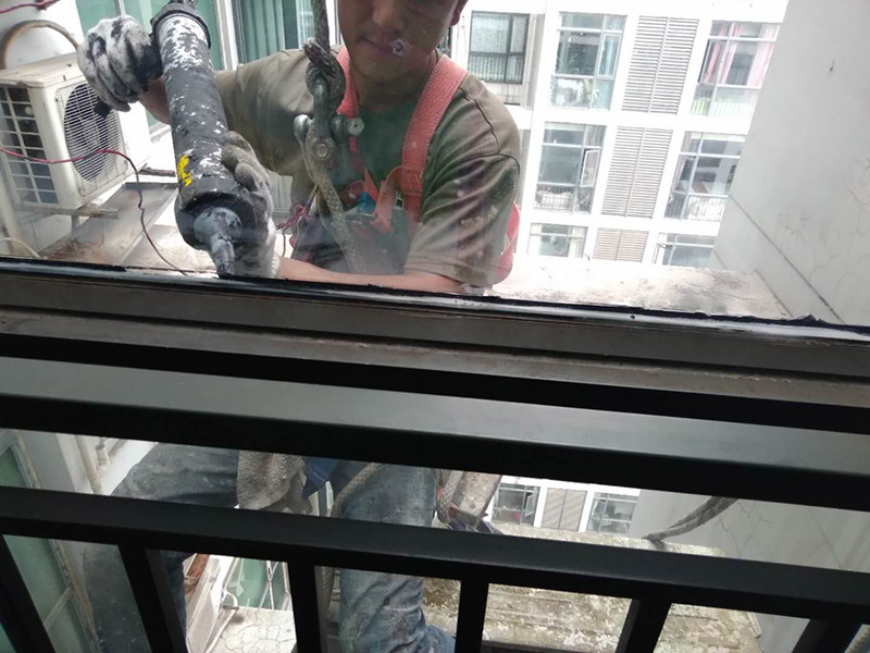 窗戶打膠翻新：1.門窗打膠，安裝地板窗框時(shí)，應(yīng)連接水平和垂直拉線。每層的水平相同，上側(cè)和下側(cè)是直的。當(dāng)窗框和墻壁固定時(shí)，首先固定上框架，固定后框架，并用塑料膨脹螺栓固定。 2.孔與開口之間的膨脹節(jié)內(nèi)腔填充有閉孔泡沫，發(fā)泡劑等彈性材料，表面用密封膠密封。門窗的安裝必須牢固。嵌入式部件的數(shù)量，位置和埋設(shè)連接方法必須符合設(shè)計(jì)要求。用于固定每根鋼筋的緊固件必須不小于3，間距不應(yīng)超過300毫米。與鋼制端部的距離不應(yīng)超過100毫米。