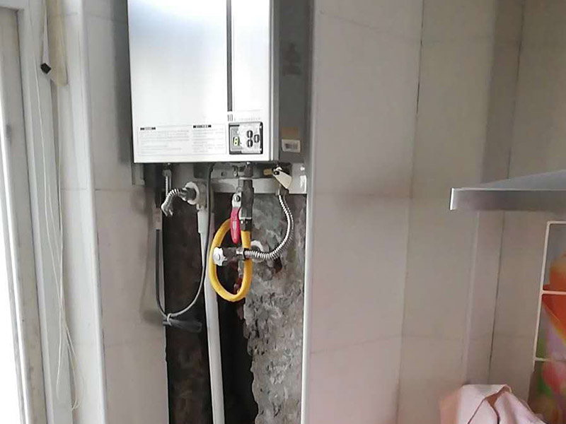 熱水器水管找漏維修：1、如果是PVC的水管的話，就可以去買一根PVC的水管來自己接，先把壞了的那根管子割斷，把接口先套進管子的一端，使另外的一端的割斷位置正好與接口的另外的一個口子齊平，使它剛好能夠弄直，然后把直接往這一端送，使兩端都有一定的交叉接著距離（長度）然后把它拆卸下來，用PVC膠水涂抹在直接的兩端內(nèi)側(cè)與兩個下水管的外側(cè)。 2、可以買防水膠帶來修補下水管，就纏住行了，再用砂漿防水劑和水泥抹上去就行了。 3、找專業(yè)的公司比較好一點，如果您自己不能處理的話。